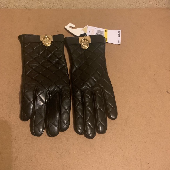 Micheal Kros with heart gloves size medium - Picture 2 of 3